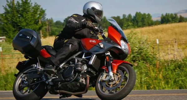 Aprilia Mana GT 850 се задвижва от 839-куликов V-twin двигател, настройка, известна със своя въртящ момент и незабавно подаване на мощност. Тук не става въпрос само за чиста скорос, а как се чувства машината, когато подадете газ.  Автоматичният CVT в Aprilia Mana ви дава плавно, безпроблемно изживяване при каране, без да се налага да превключвате предавките. 

Водачите могат да избират между три различни режима на двигателя - Sport, Touring, Rain - в режим Autodrive. 
Mana GT 850 има доста практични функции &mdash; резервоар за гориво под седалката за понижаване на центъра на тежестта за по-добър баланс и отделение за съхранение, където обикновено се намира традиционният резервоар за гориво. 